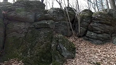 Mohutné skaly na plošine