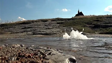 Výver v strede travertínovej kopy