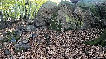 Skalné útvary na vrchole