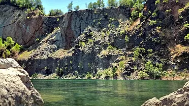 Travertínové steny nad jazerom