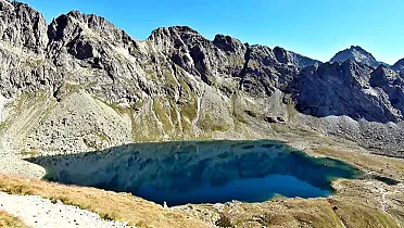 Pleso v obkolesení skalných masívov