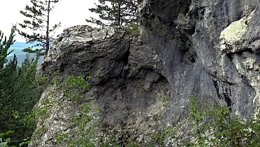 Popod mohutné skalné bralá