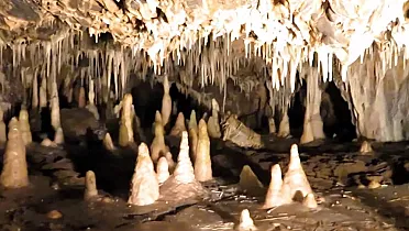 Rôznorodá výzdoba jaskyne