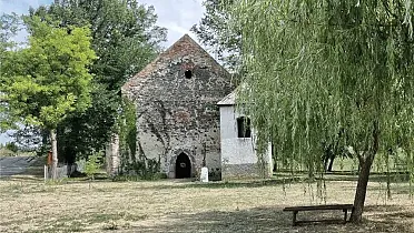 Kostol so zvoničkou