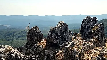 Skalné útvary na vrchole