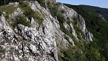 Strmé skalné bralá