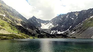 Prírodná scenéria Nižného Temnosmrečianskeho plesa