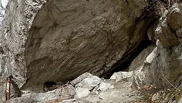 Puklinový vchod do jaskyne