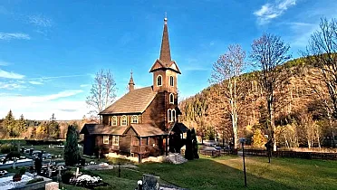 Drevený kostol sv. Anny s cintorínom