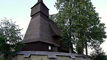 Kostola budí dojem malej pevnosti