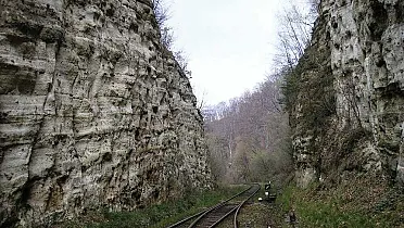 Jeden z mnohých zárezov na trati