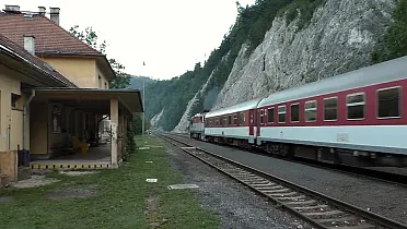 Rýchlik prechádza stanicou Harmanec jaskyňa
