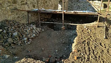 Jesenný objav sa čistí od sute