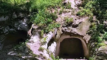 Pivnica vytesaná v skale