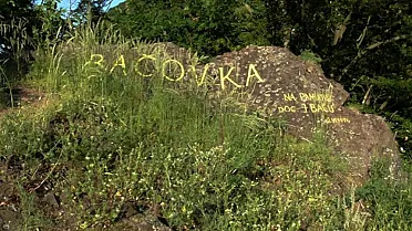 Kompletný nápis na skale