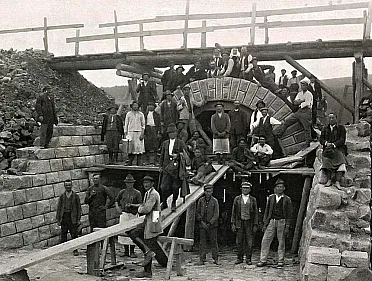 Robotníci zo stavby