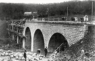 Stavba viaduktu na Barinách