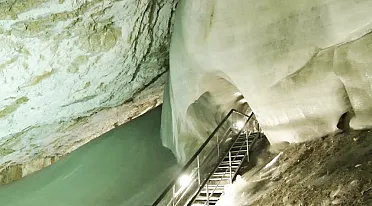 Schody do ľadového tunelu