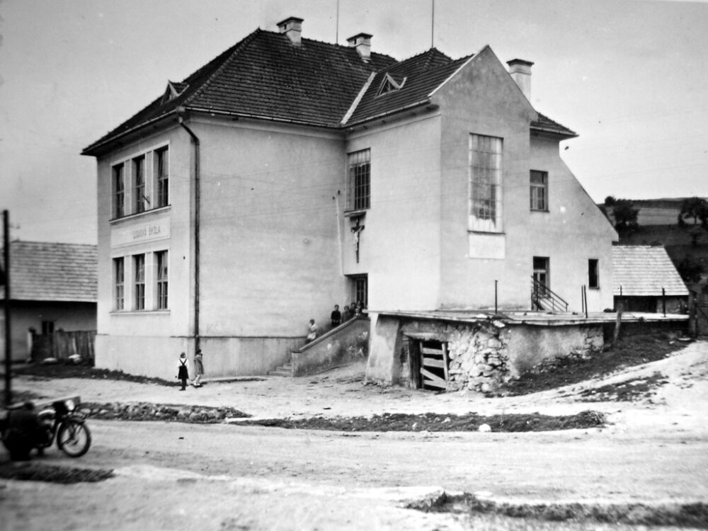 Škola postavená v roku 1933.