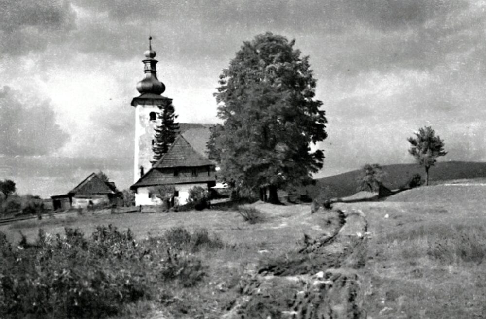 Osamotený kostol mimo obcí.