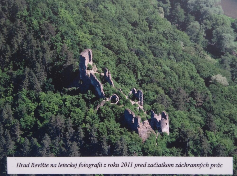 Pohľad na hrad Revište pre rokom 2011.