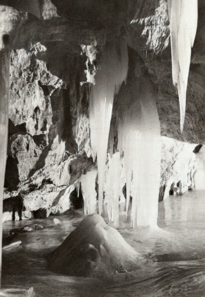 Jaskyňa v dávnej minulosti.