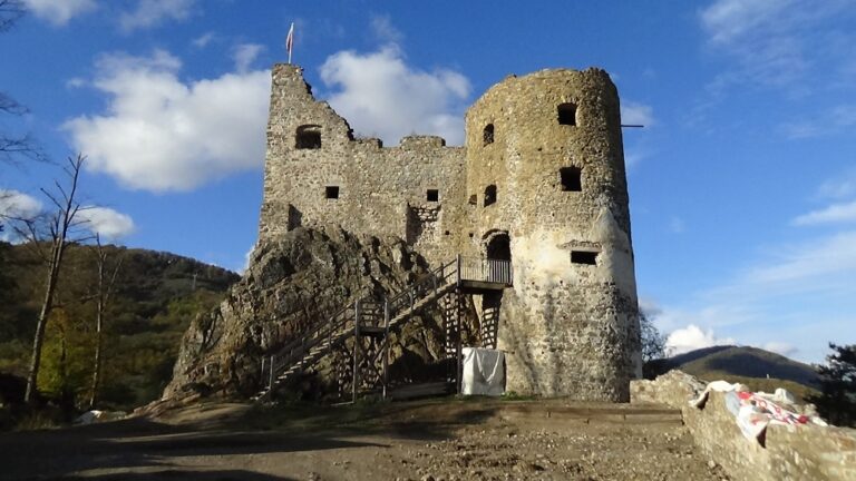 Na hrade Revište sa začína nová sezóna. Sú pripravené dobrovoľnícke brigády a početné kultúrne podujatia.