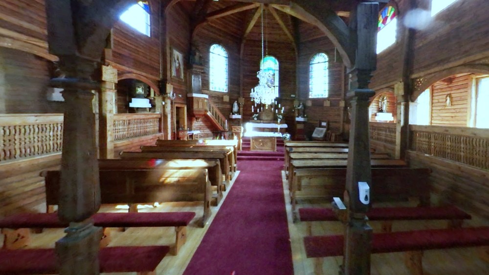 Interiér dreveného kostola
