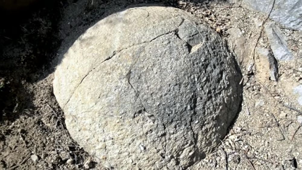 Kamenná guľa v skalnom masíve