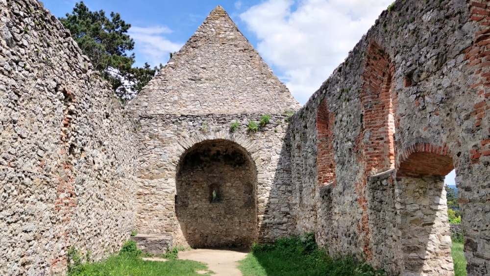 Ruina románskeho kostola