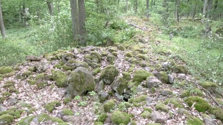 Naprieč Slovenskom sa tiahne tajomný val, ktorého pôvod a význam nie je známy.