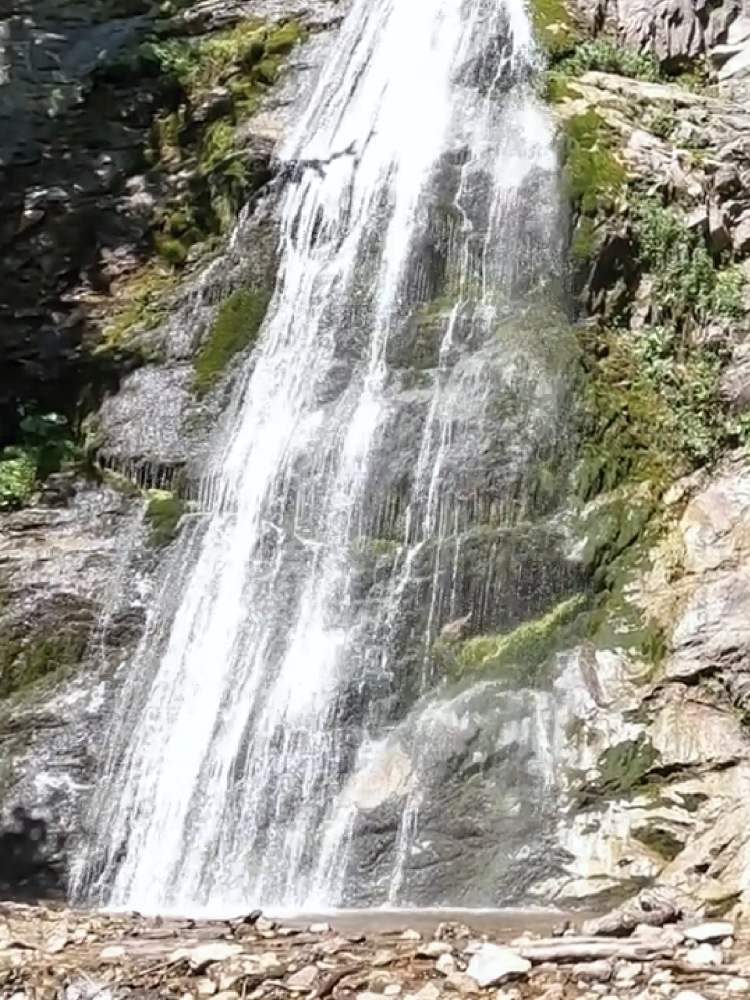 Vodný závoj v spodnej časti vodopádu